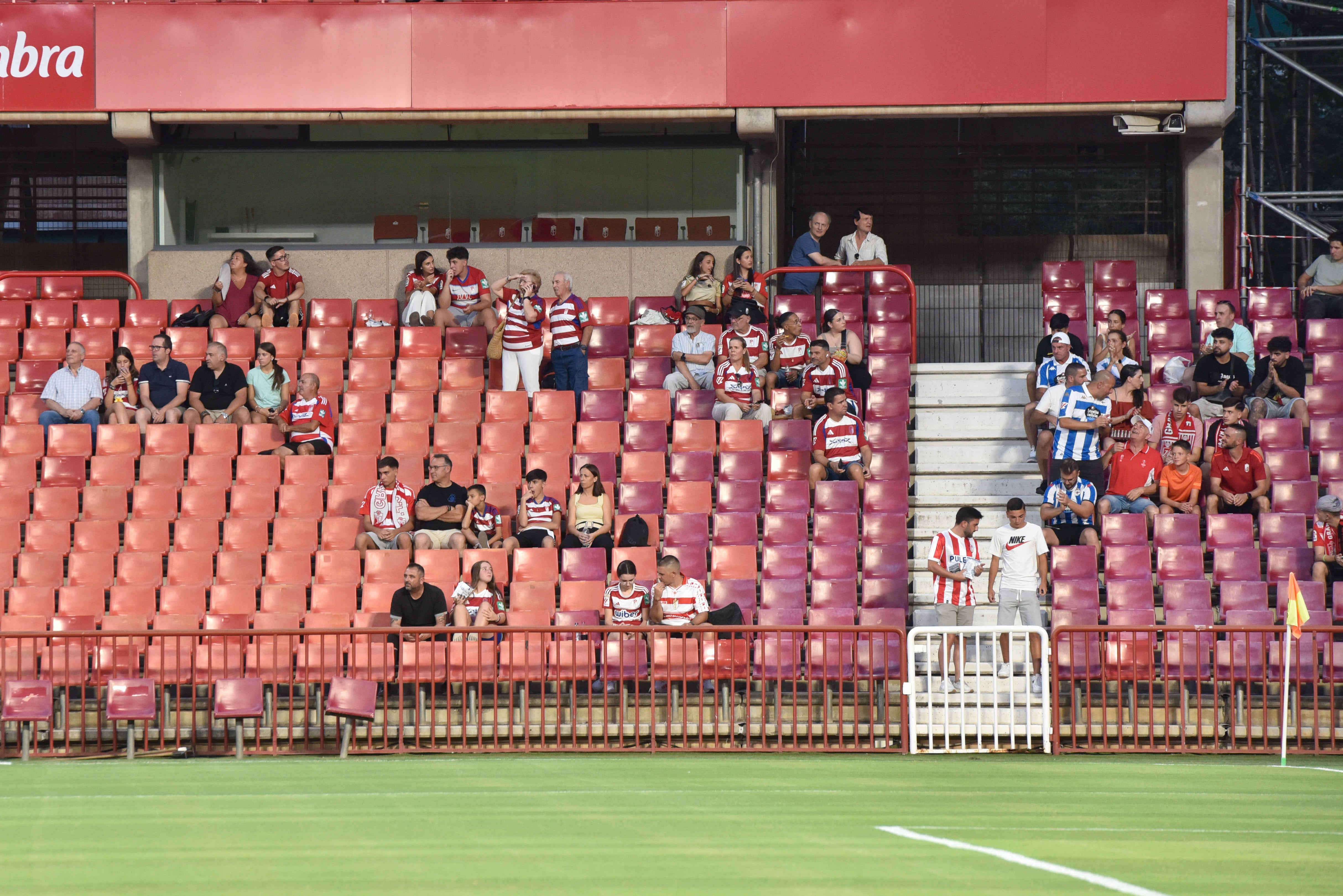 Encuéntrate en la grada del Granada-Depor