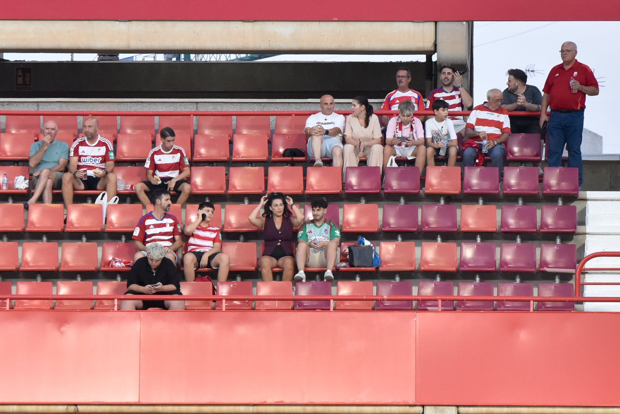 Encuéntrate en la grada del Granada-Depor