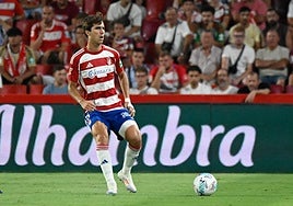 Manu Lama, durante una jugada contra el Deportivo.