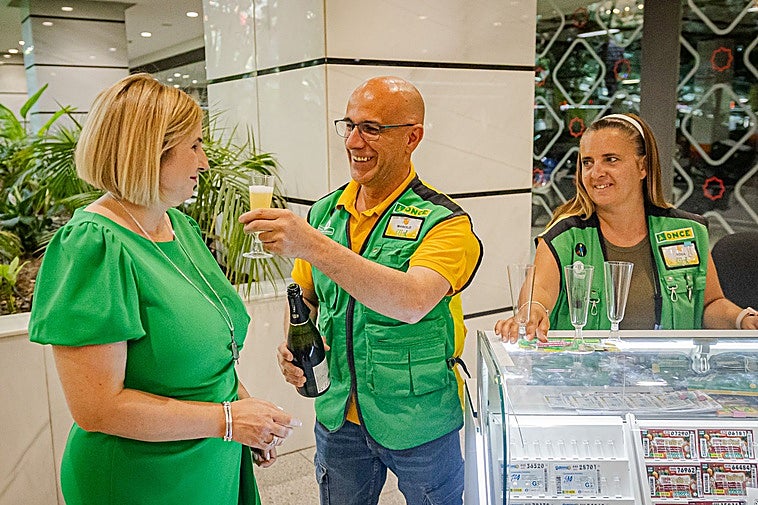 Manuel Vera ofrece una copa de cava a la directora de la ONCE en Granada, Carmen Aguilera.