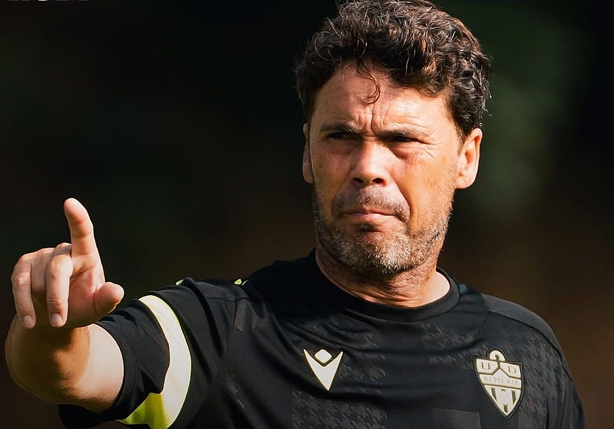 Rubi señala que se verá un Almería «más compacto y unido»