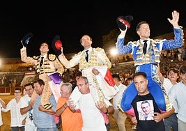 Salida a hombros por la puerta grande de Baeza de 'El Fandi', Antonio Ferrera y Manuel Escribano.