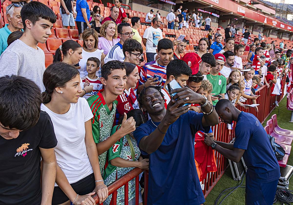 Faye se hace una foto junto a aficionados en su presentación oficial.