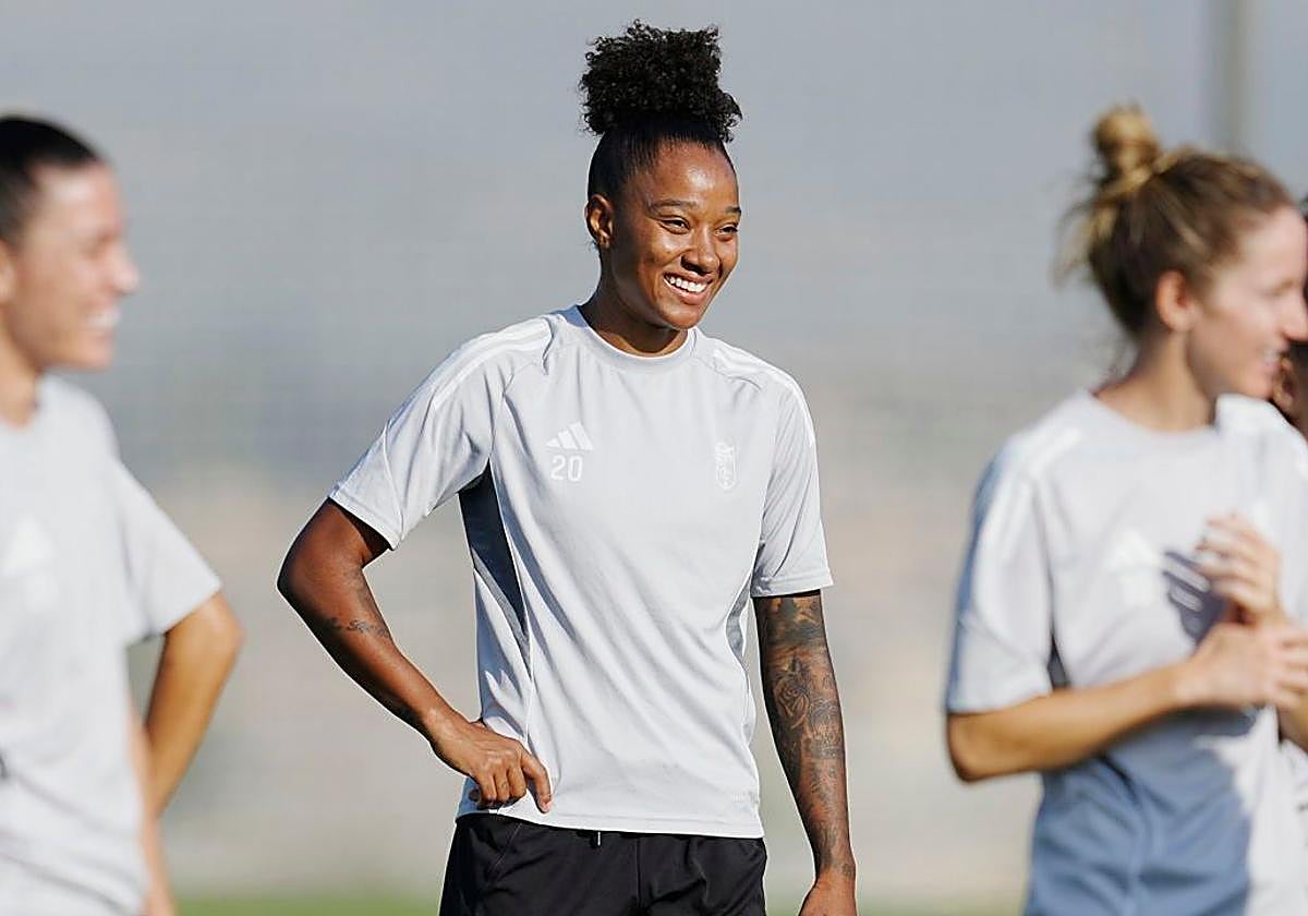 Jujuba sonríe durante un entrenamiento.