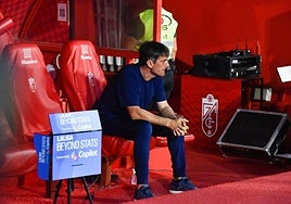 Pacheta espera al comienzo del partido solo en su asiento.