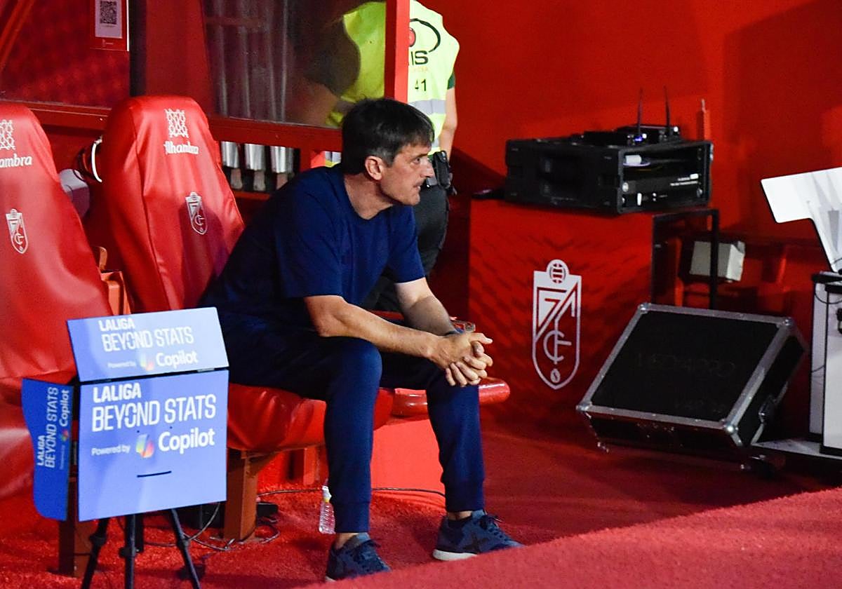 Pacheta espera al comienzo del partido solo en su asiento.