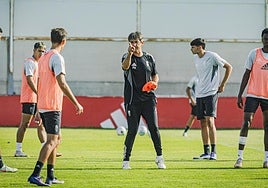Pacheta dirige un entrenamiento del Granada.