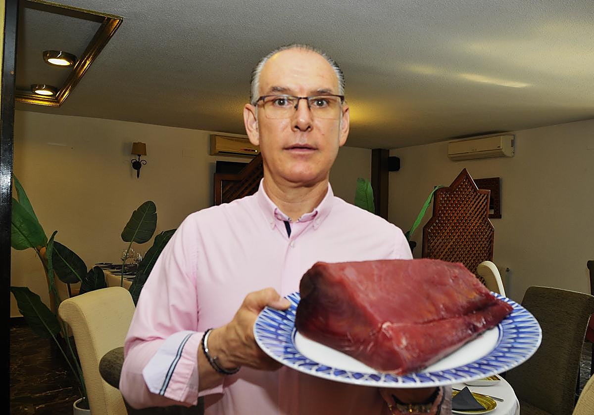 Manuel Álvarez en su establecimiento turístico de Órgiva, donde han comenzado las jornadas gastronómicas del atún rojo