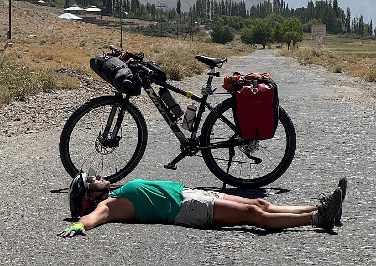 Imagen secundaria 1 - Arriba, la expedición al completo. Abajo, momentos entrañables. 