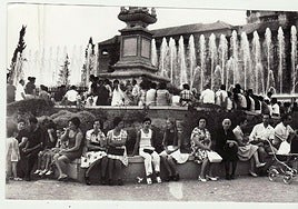 Vecinos al fresco de la fuente del Triunfo en 1974