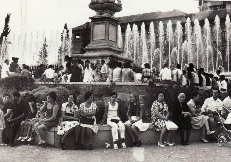 Cuando la Fuente del Triunfo reunía a medio Granada al fresco