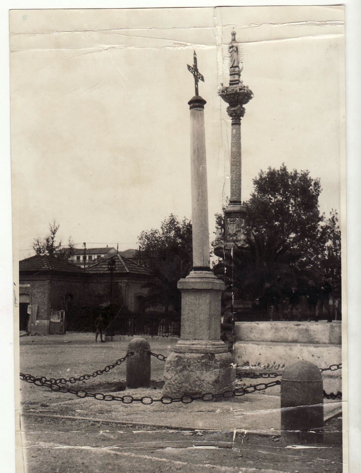 El monumento de la Inmaculada junto a la cruz que aún se conserva en la plaza de la Libertad