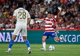 Sergio Ruiz golpea el balón con el Granada frente al Deportivo.