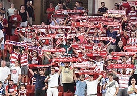 Parte de la afición del Granada en el graderío de Los Cármenes.