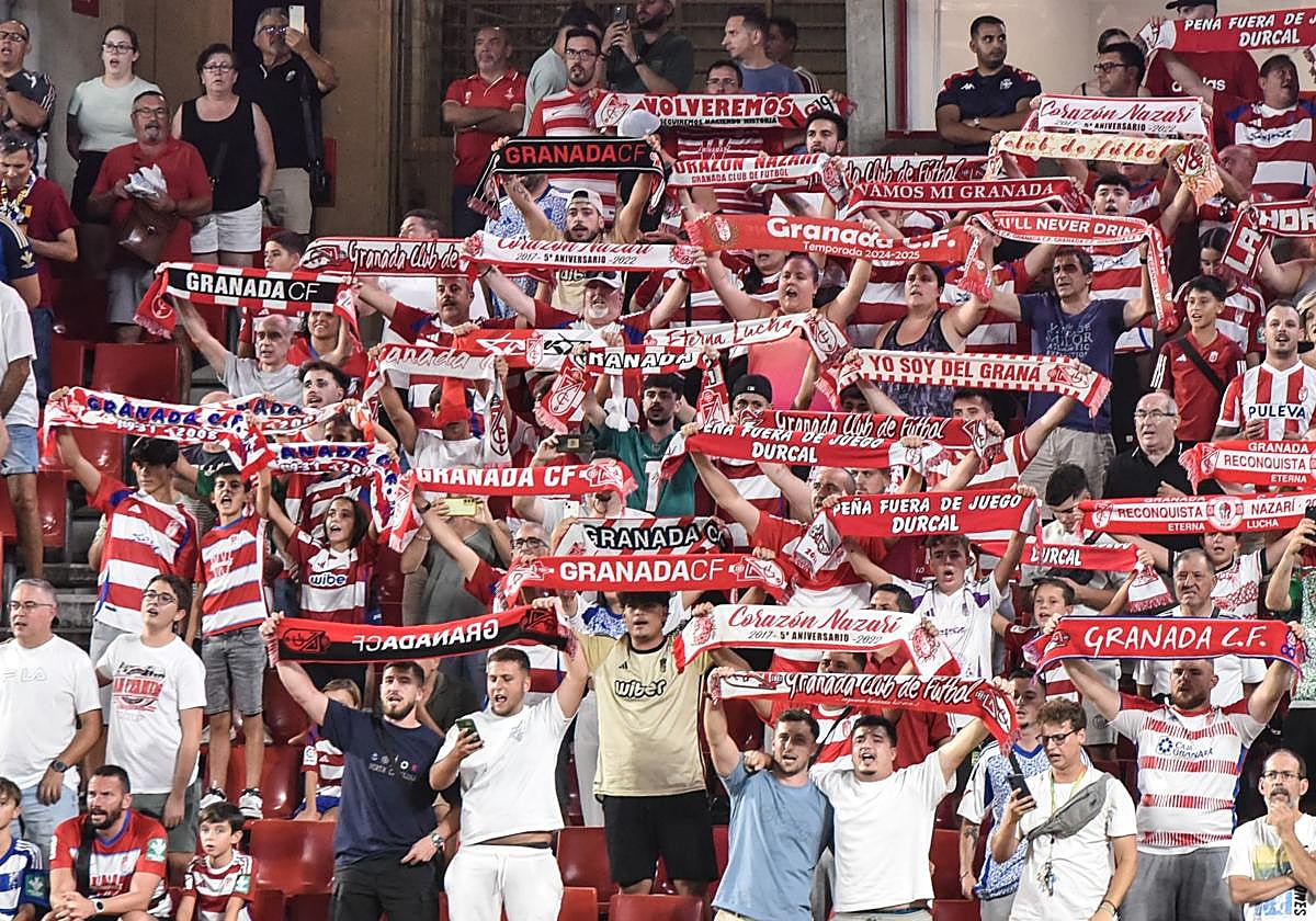 Parte de la afición del Granada en el graderío de Los Cármenes.