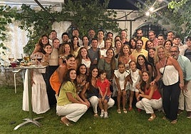 Foto de familia de la cena de Pablo Pin con su gente en 'La Posada'.