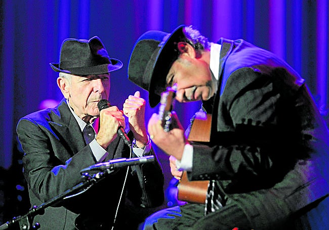 Leonard Cohen, durante una visita a Granada en el 50 aniversario de la muerte de Lorca. Abajo, en un concierto con Javier Mas