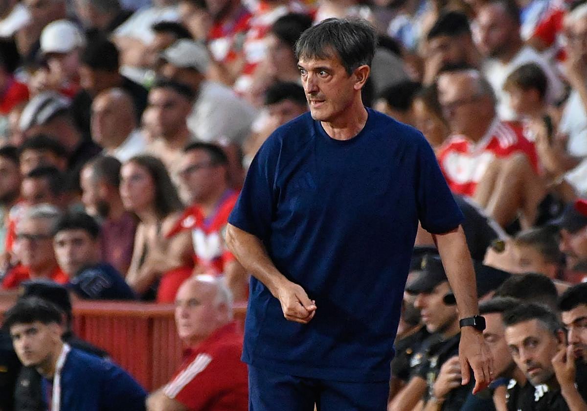 El técnico Pacheta, durante el partido contra el Deportivo de La Coruña.