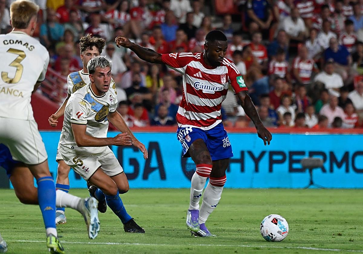 Martin Hongla arma un disparo desde la frontal del área.