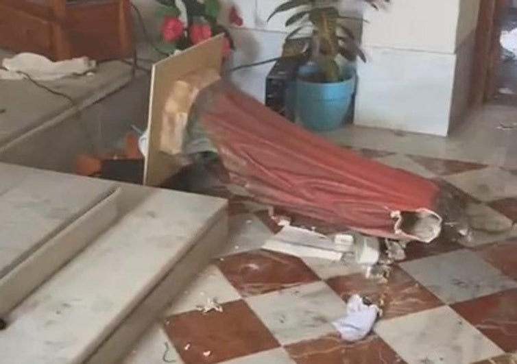 Así ha quedado el interior de la iglesia destrozada en Albuñol