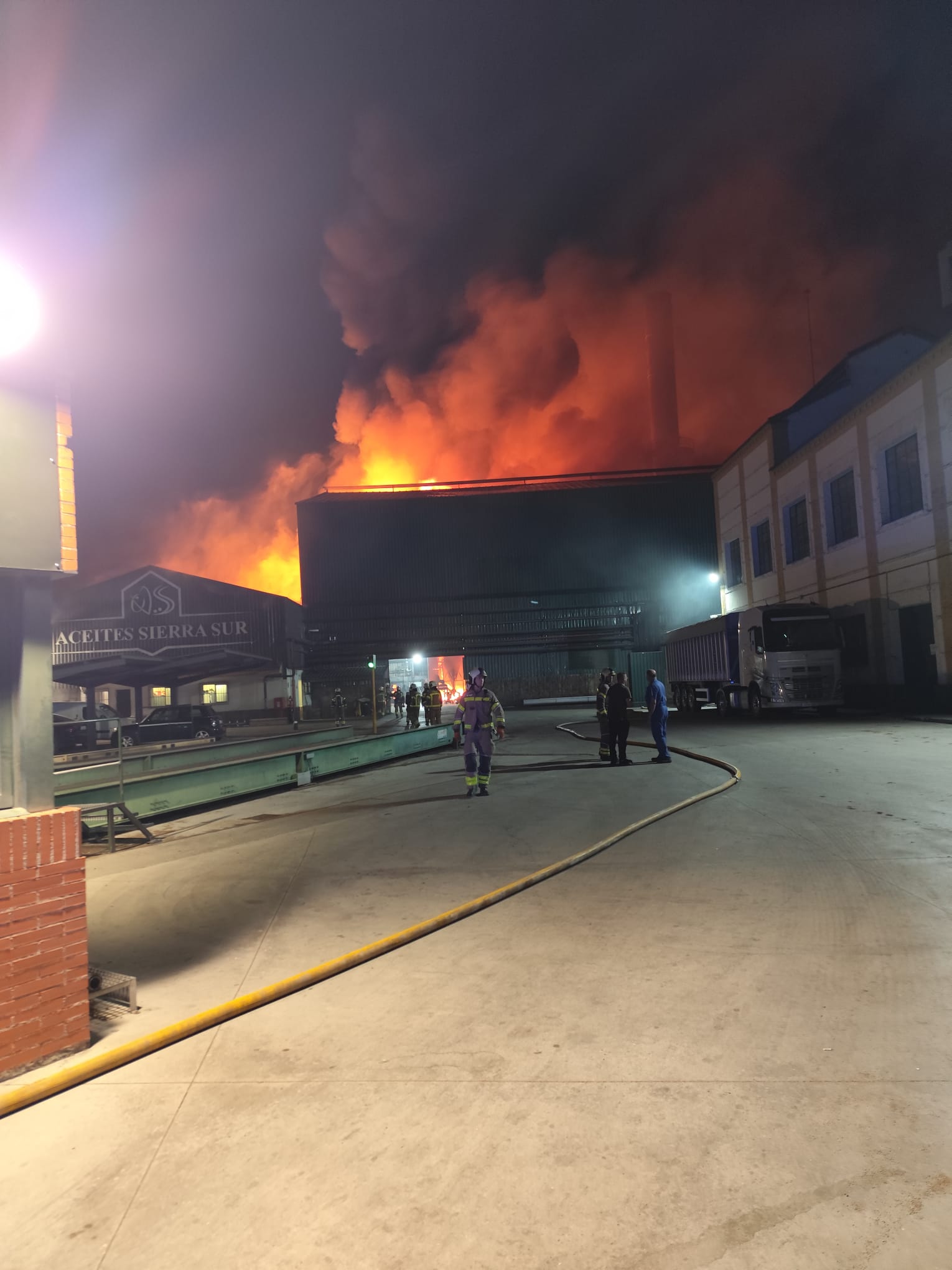 Las imágenes del incendio que se ha cobrado la vida de dos trabajadores en Pinos Puente