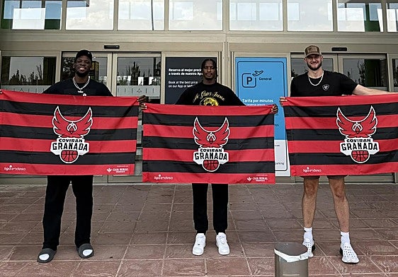 De izquierda a derecha, Babatunde Olumuyiwa, Travis Munnings y Zach Hankins, a su llegada a Granada.