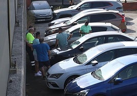 Trabajadores de la fábrica incendiada en Pinos Puente, tras el suceso.