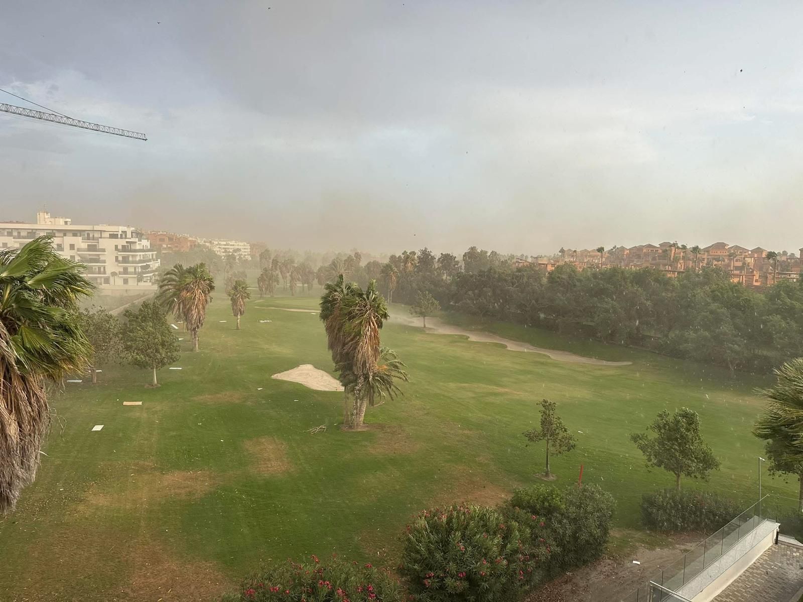 Un reventón térmico provoca el caos en las playas de Granada y obliga a desalojarlas
