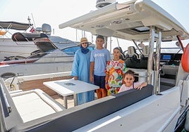 La familia Zinati posa para IDEAL en el puerto de Motril.