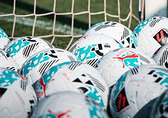 El balón, que espera su momento, lo quiere tener el Almería para ejecutar su estilo.