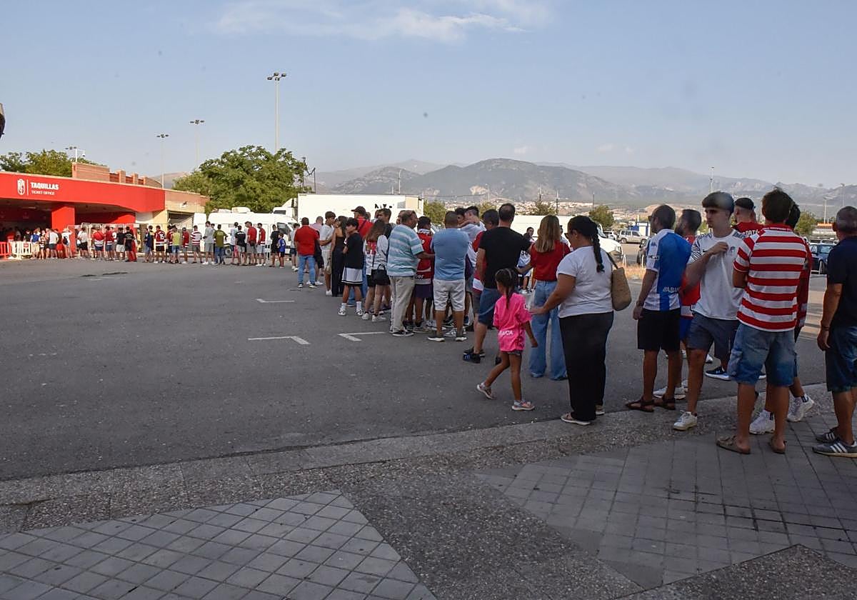 Colas antes del encuentro para compra de entradas y solucionar problemas con los abonos.