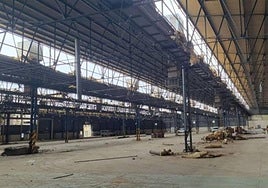 Vista interior de la nave de montaje, con las oficinas a la derecha.