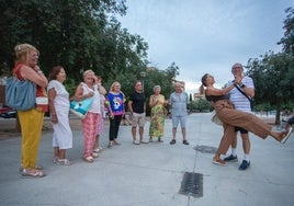 Agarridicos. Paco y Rogelia bailan pegados en la avenida de Pampaneira.