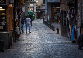 Vecinos y comerciantes en la calle Elvira.