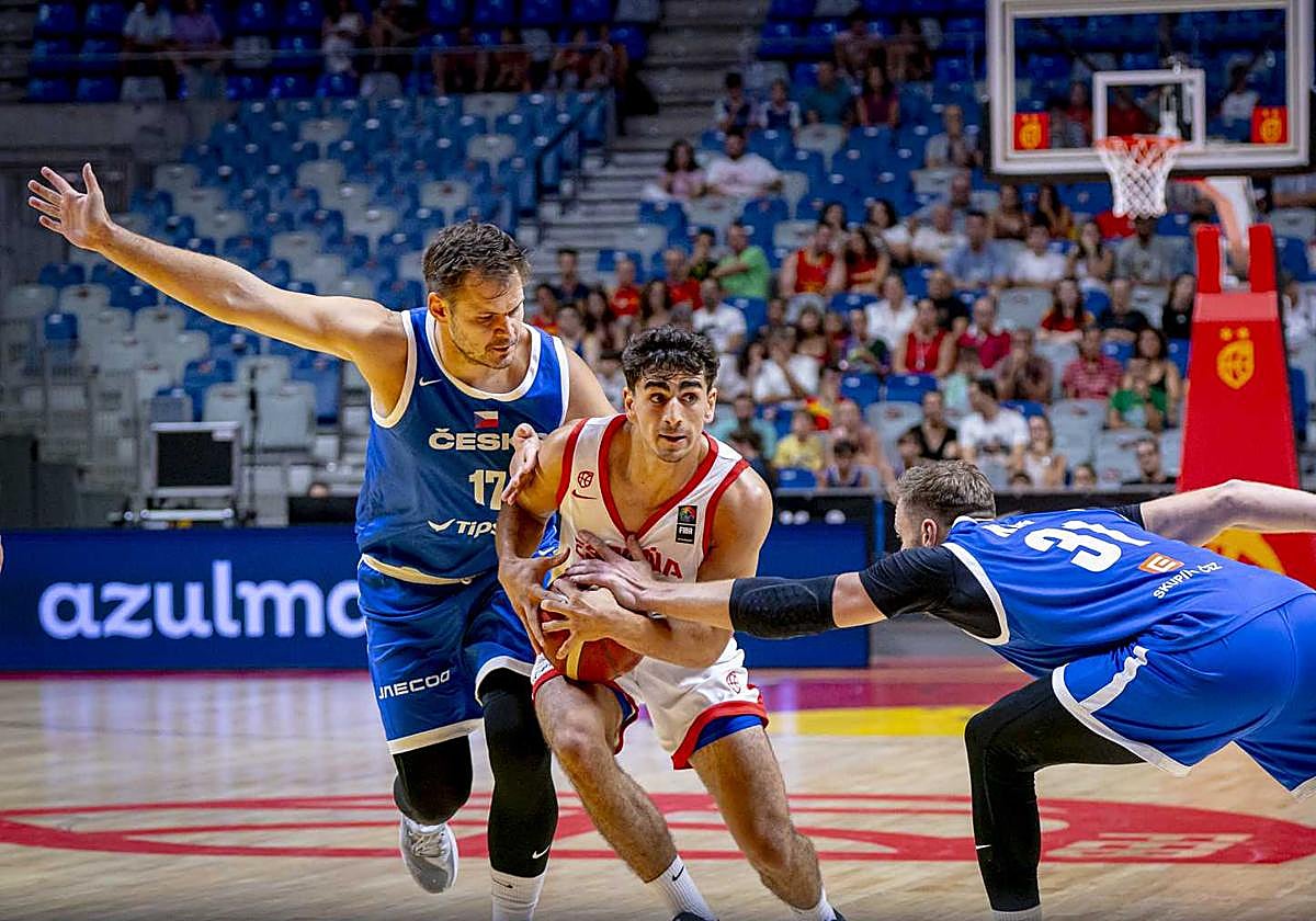 Álvaro Cárdenas penetra ante la defensa de la República Checa en el reciente torneo de Málaga.