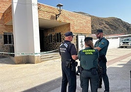 Guardia Civil y Policía Local frente a la iglesia de Albuñol este lunes.