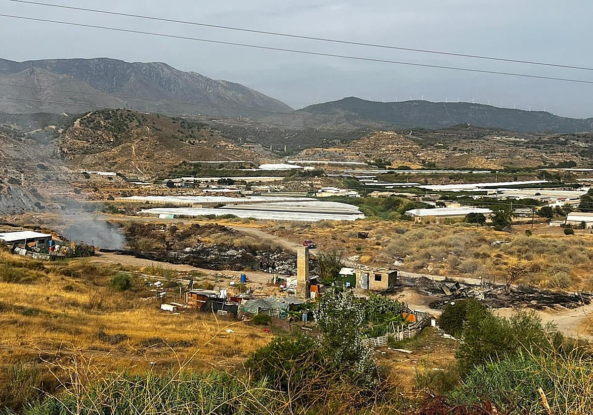 Incendio en el entorno del barrio de San Antonio de Motril