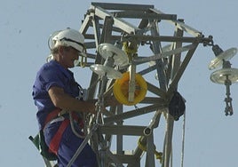 Un técnico repara un tendido eléctrico en la provincia de Murcia.