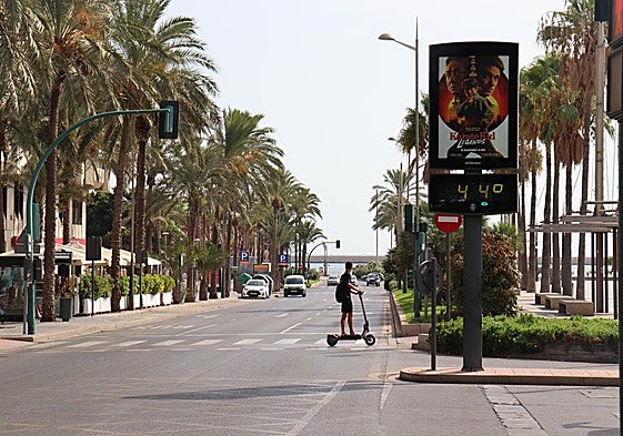 Un usuario de patinete cruza La Rambla con el mercurio a 44 grados.