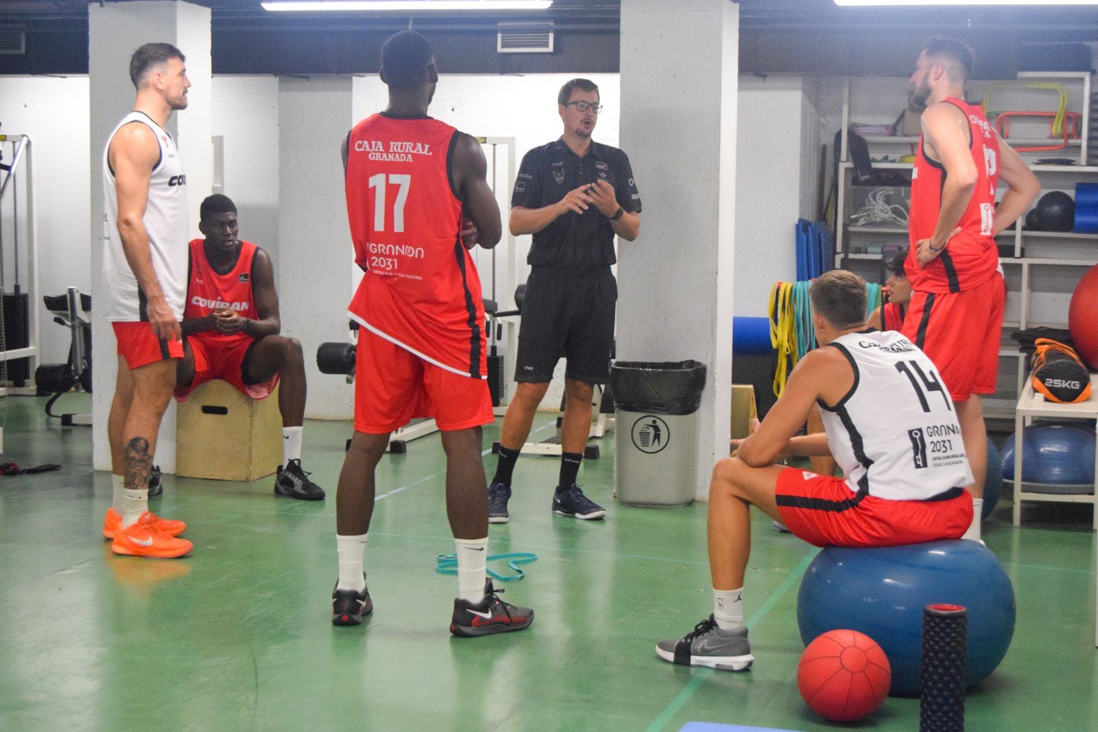 Sergio Sánchez intercambia impresiones sobre cuestiones físicas en el gimnasio del Palacio de los Deportes.