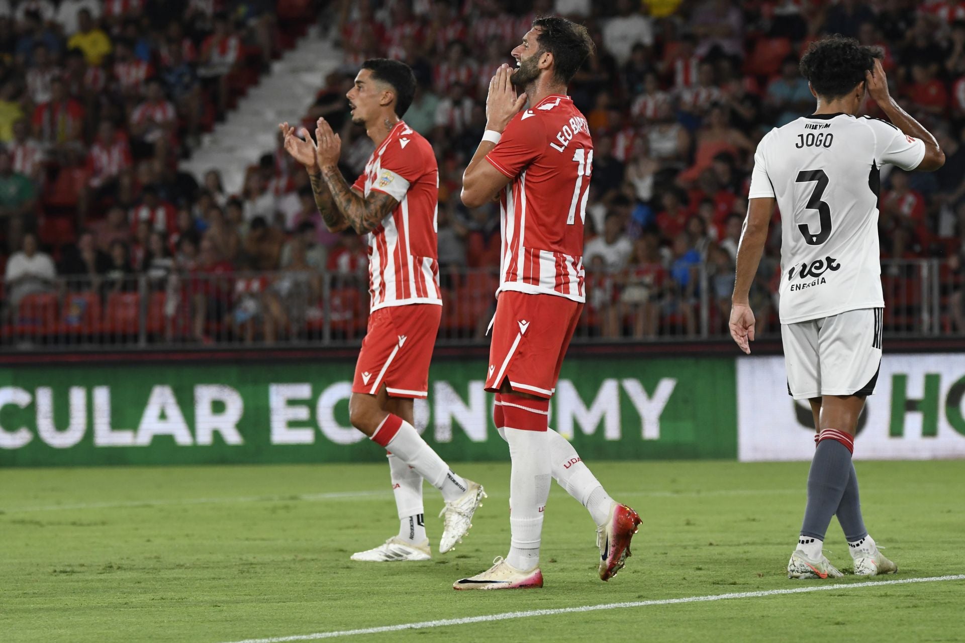 El Almería lo prueba todo