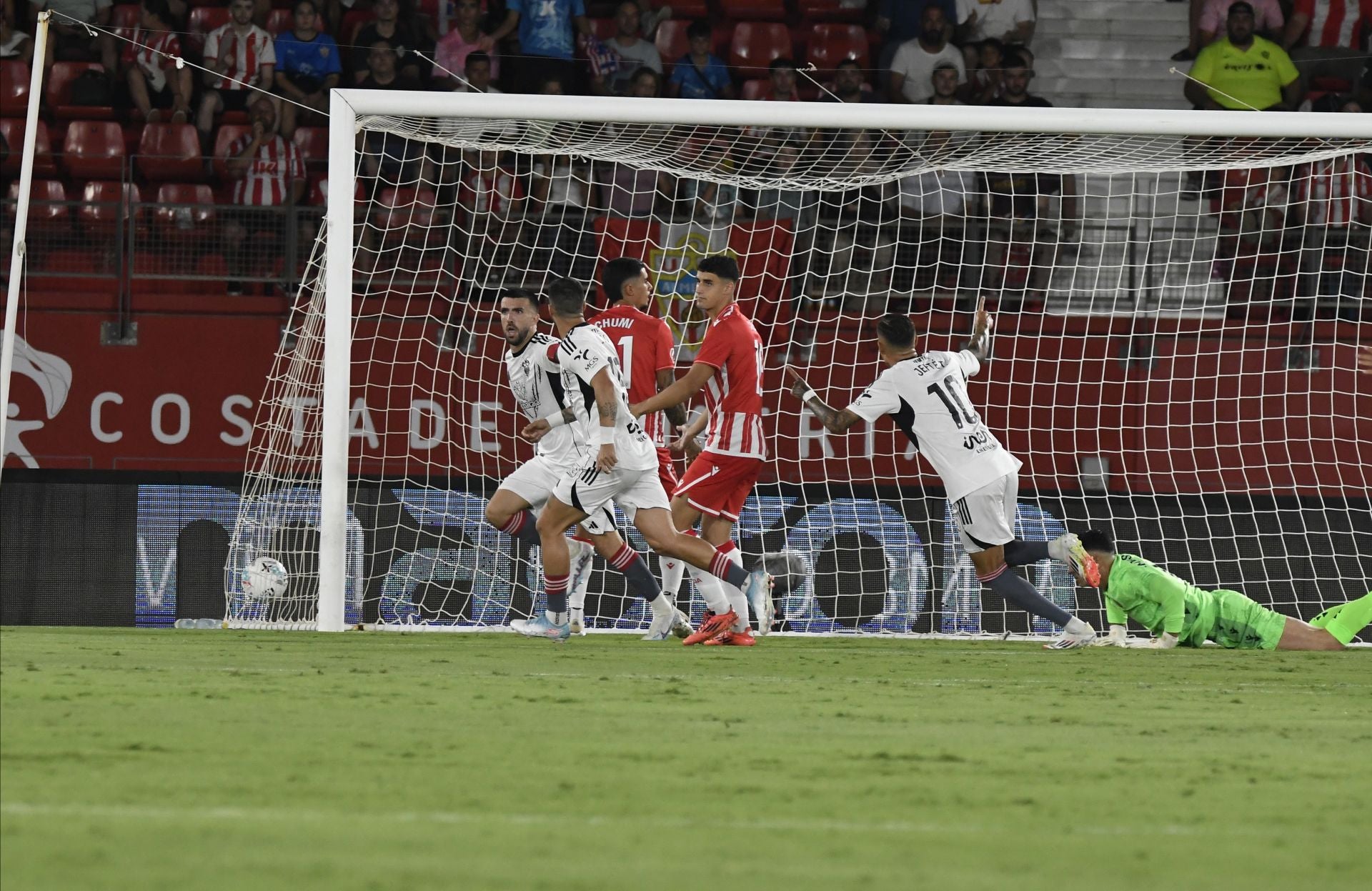 El Almería lo prueba todo