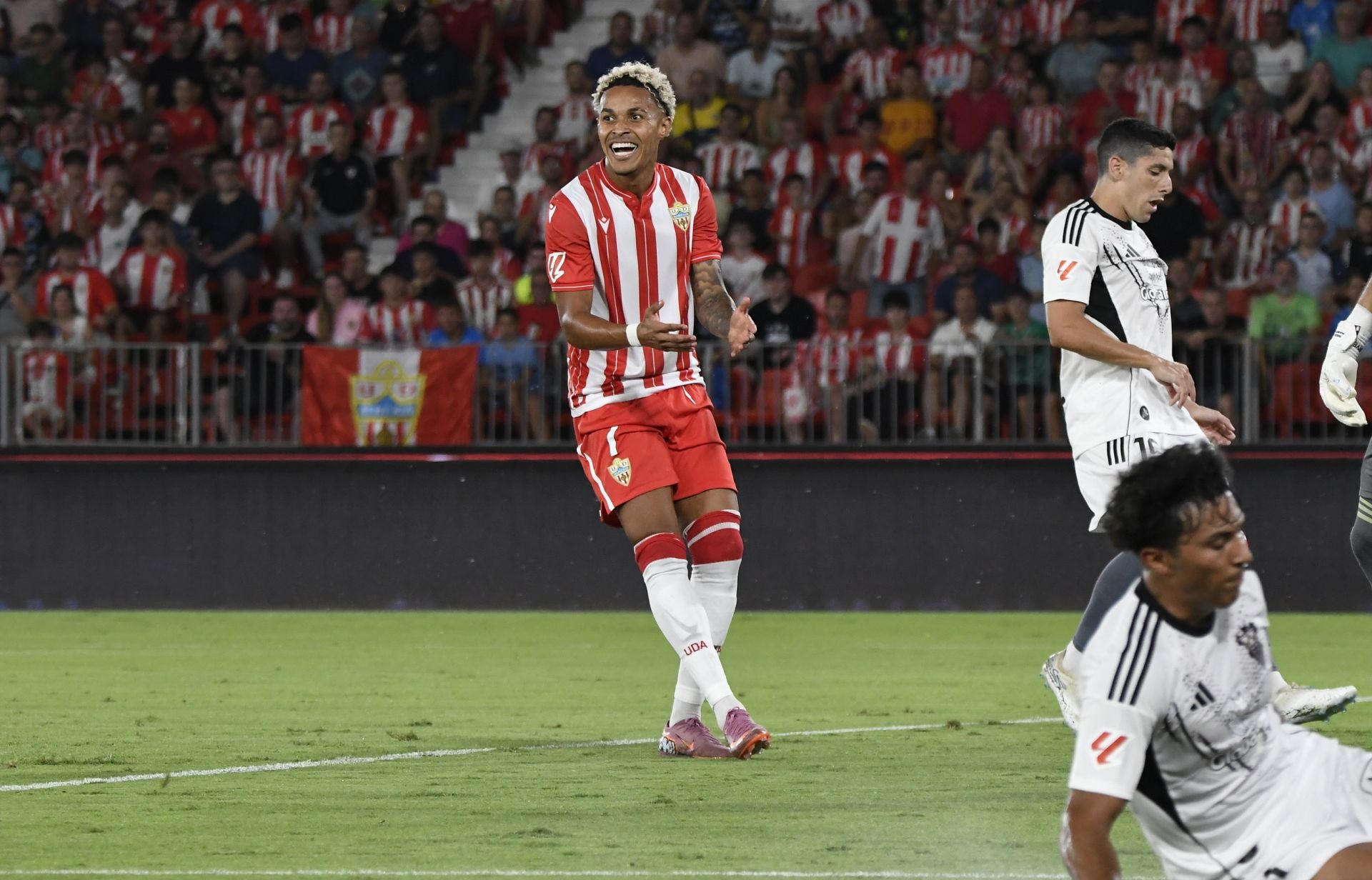 El Almería lo prueba todo