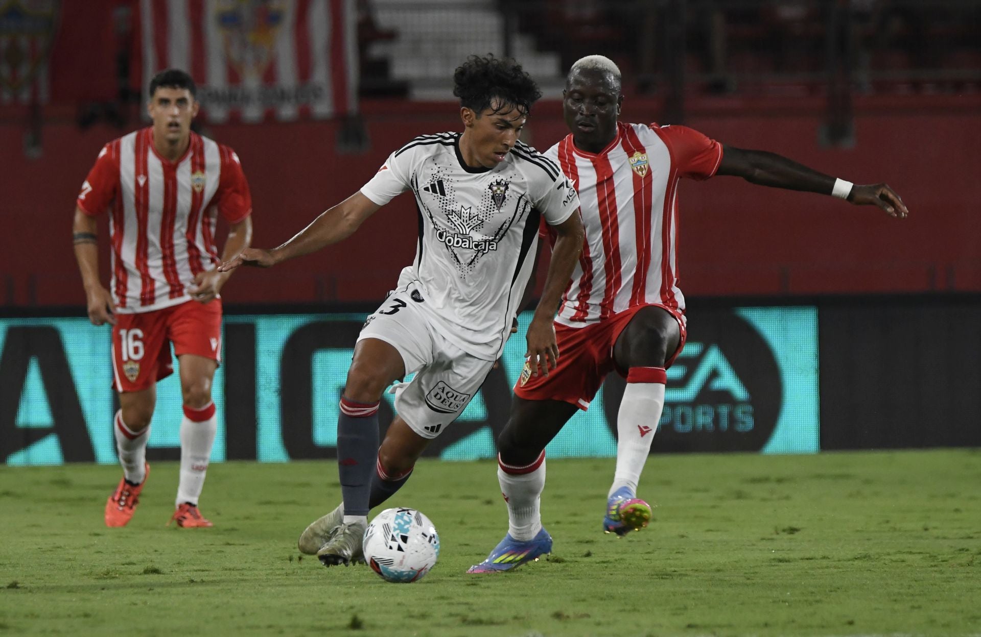 El Almería lo prueba todo