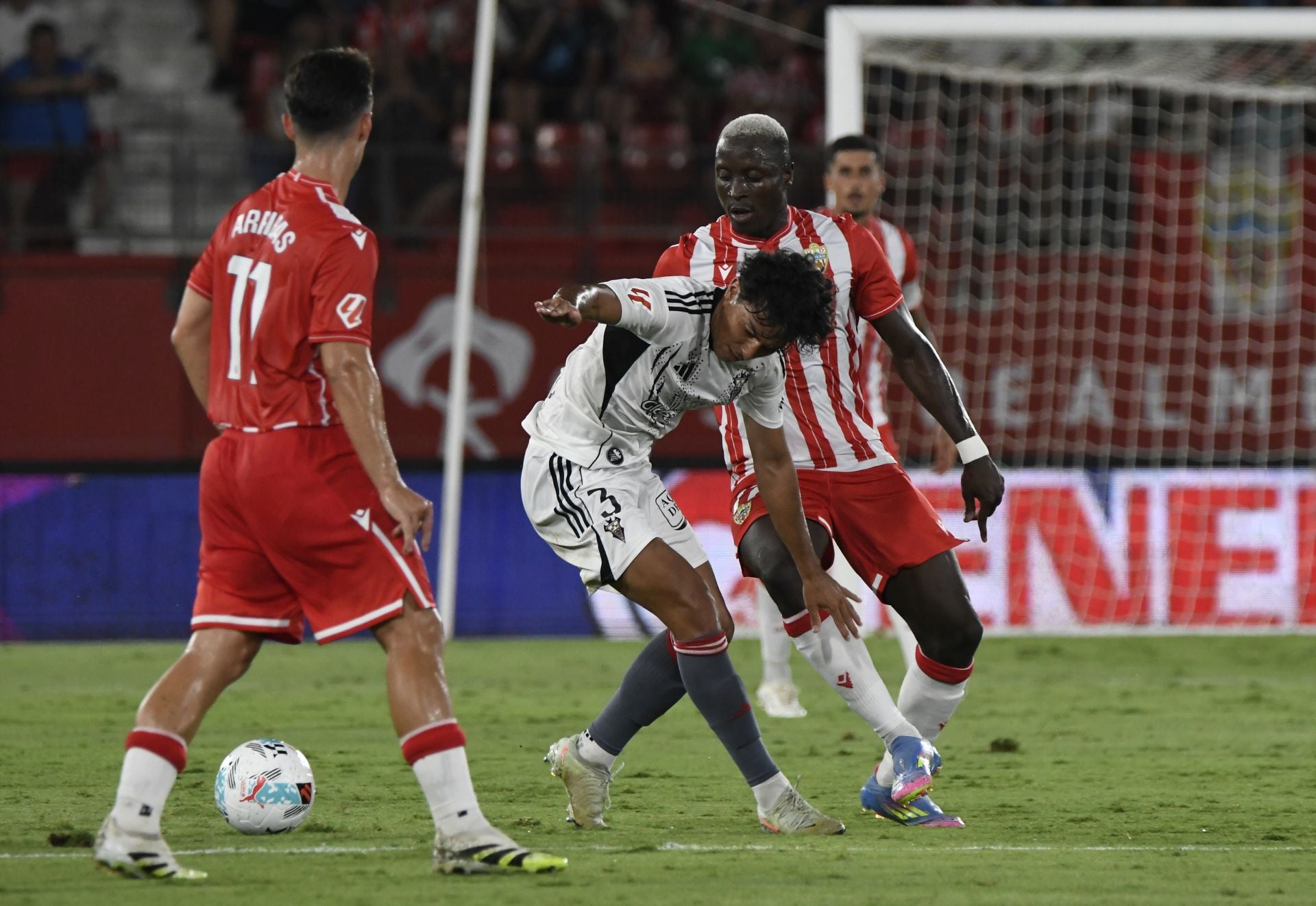 El Almería lo prueba todo