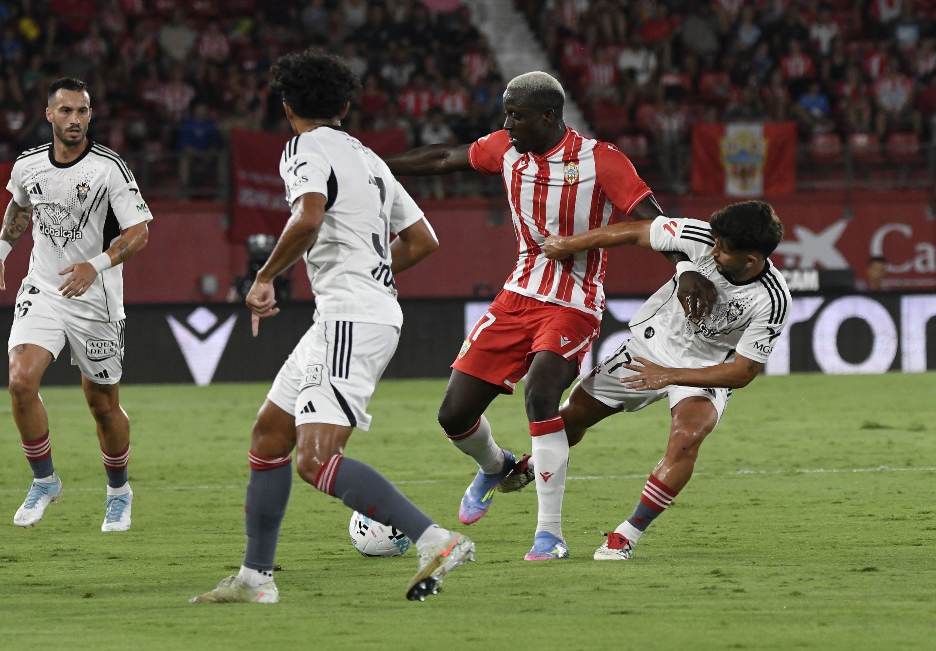 El Almería lo prueba todo