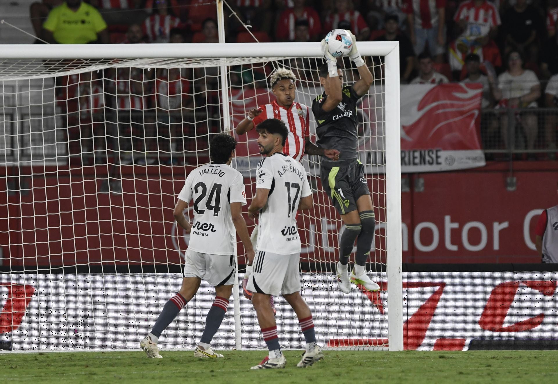 El Almería lo prueba todo