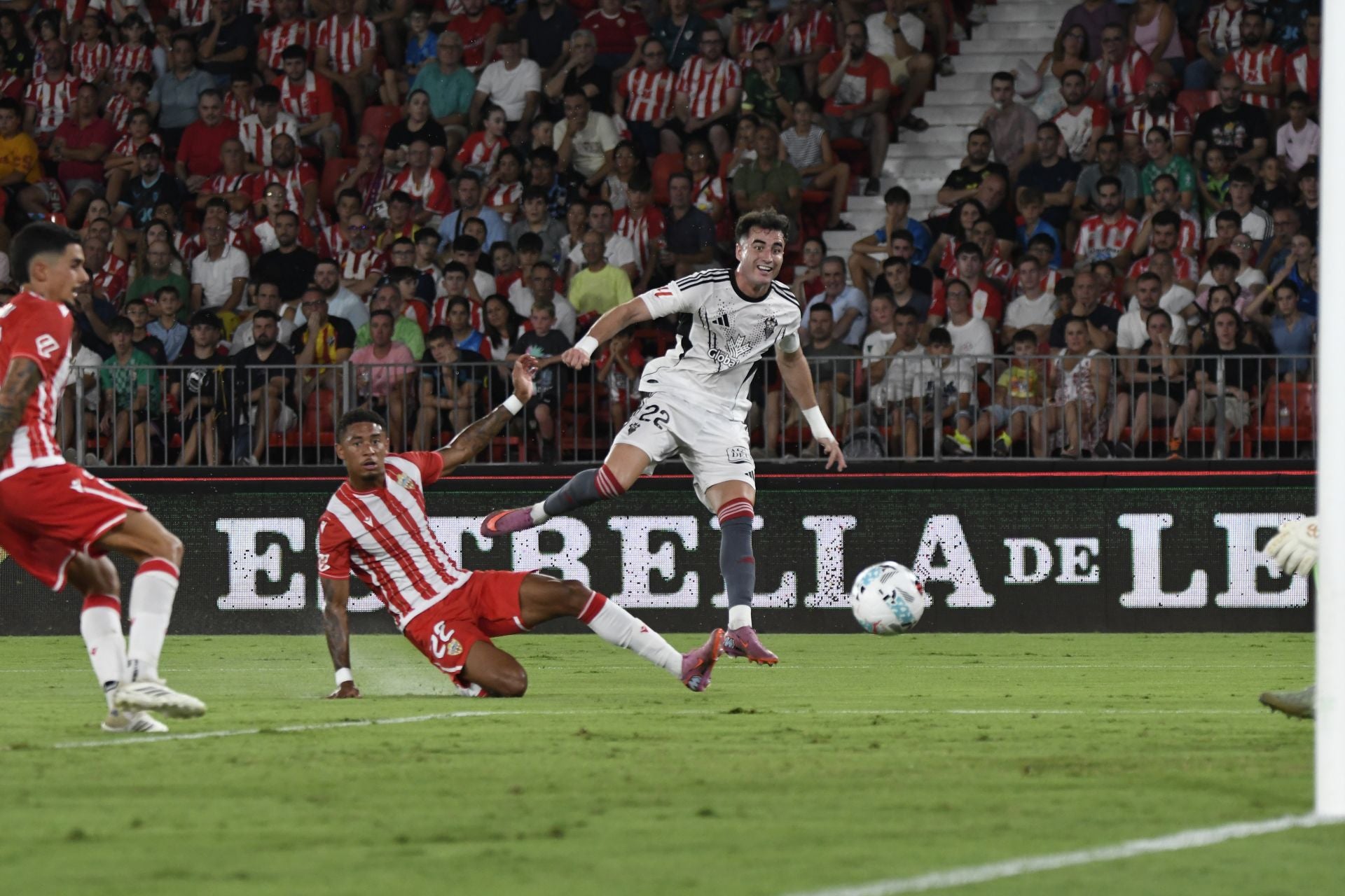 El Almería lo prueba todo