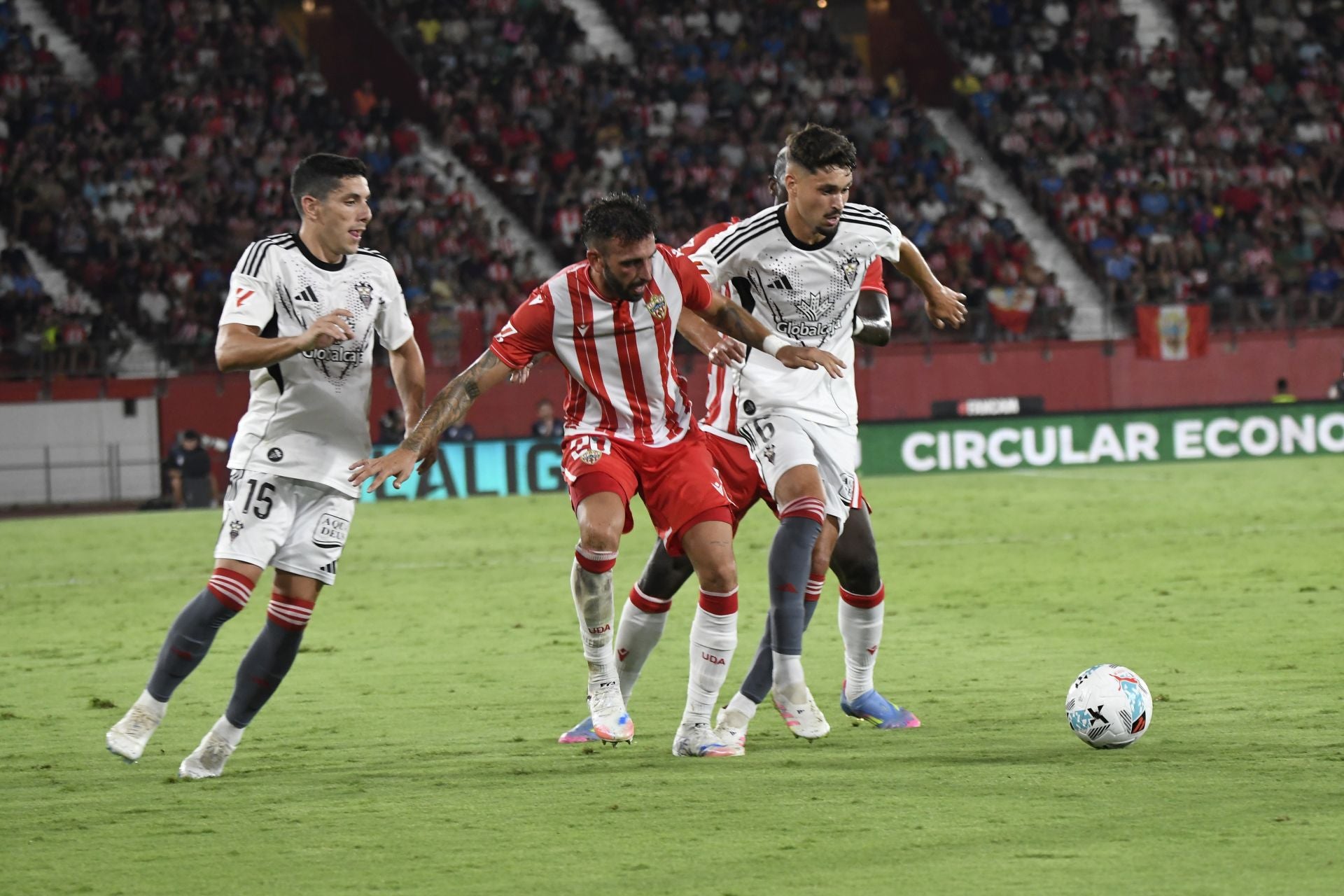 El Almería lo prueba todo