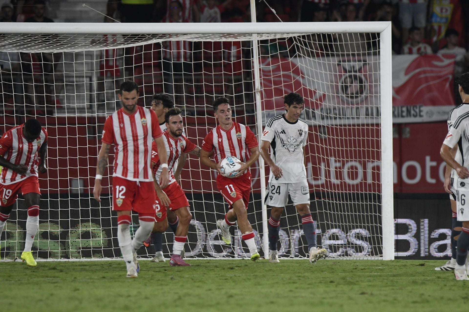 El Almería lo prueba todo